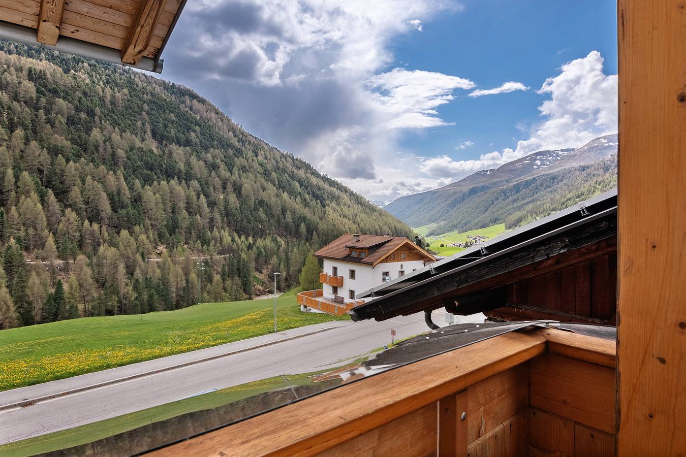 Ganze Wohnung, Ferienwohnung 'Edelweiss' mit Bergblick, privater Terrasse und Wi-Fi in Melag, Graun