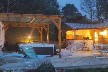 Gîte pour 4 personnes, avec terrasse ainsi que jardin et jacuzzi à Molineuf
