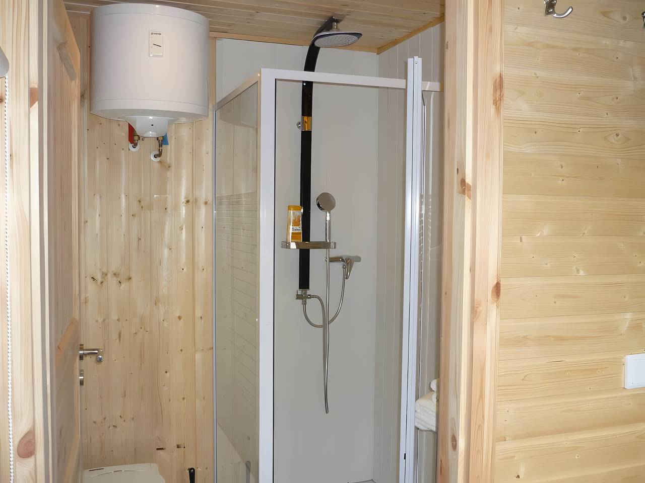 Ganze Ferienwohnung, Tiny Home 'Am See' mit gemeinsamer Terrasse, gemeinsamem Garten und Wlan in Europa-Park, Rust