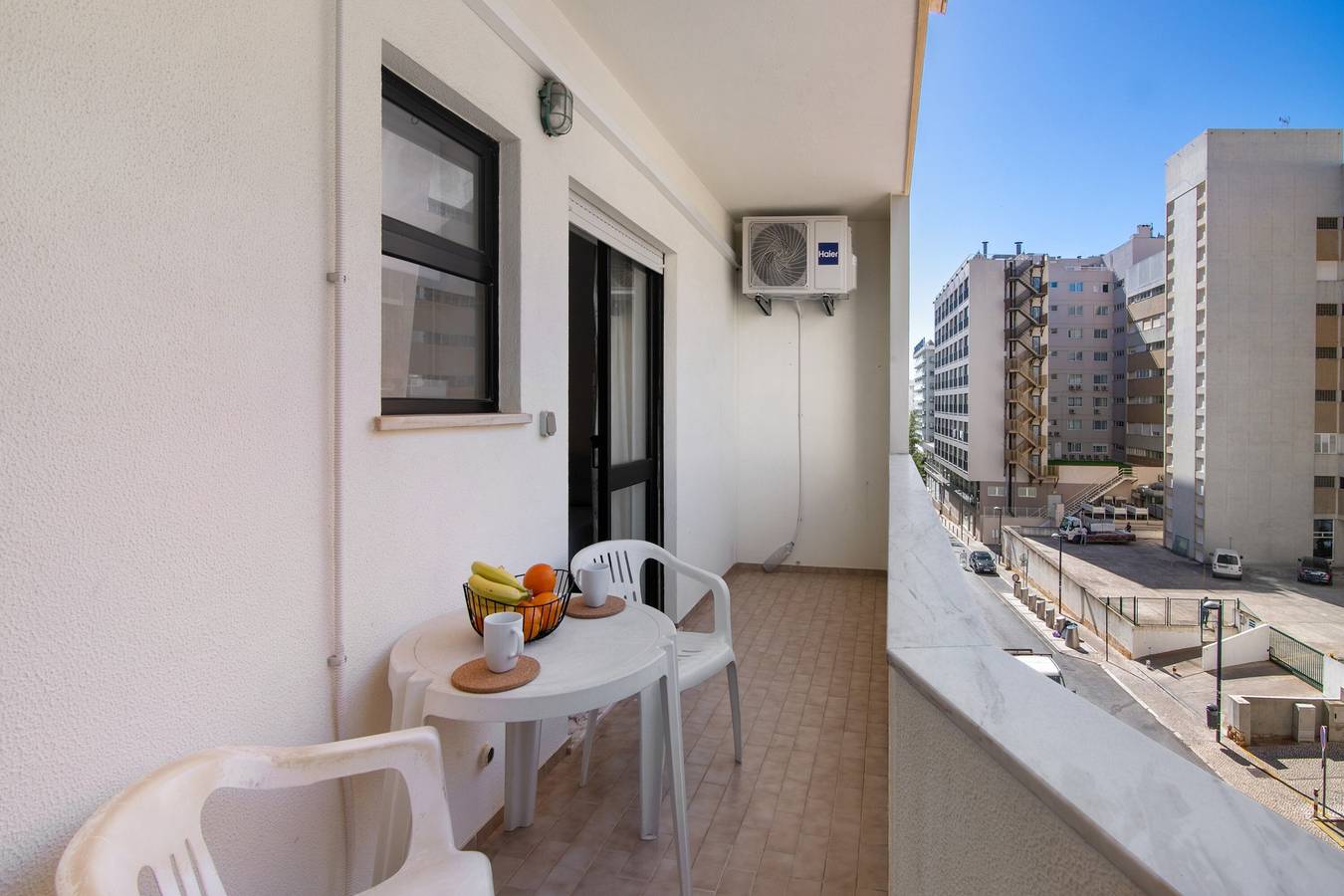 Ganze Wohnung, Ferienwohnung 'Tranquil Escape - Praia Da Rocha' mit Gemeinschaftspool, Wlan und Klimaanlage in Praia da Rocha, Portimão