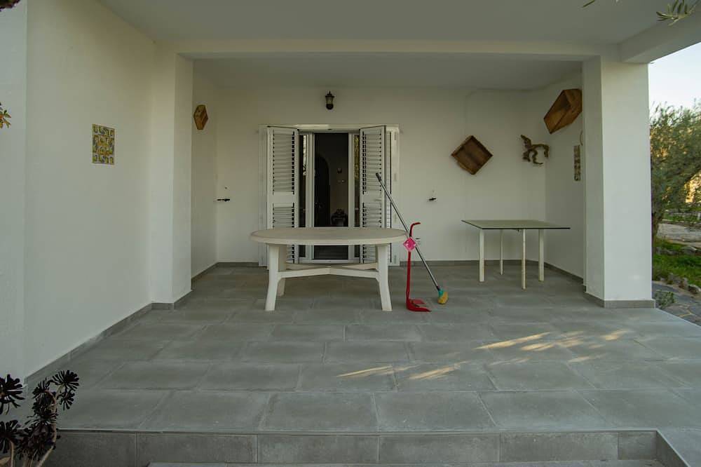 Apartamento entero, Porche de 20m2, jardín 1000m, barbacoa, aparcamiento, vallado y protegido y Wifi in El Mas Fumats, Roses