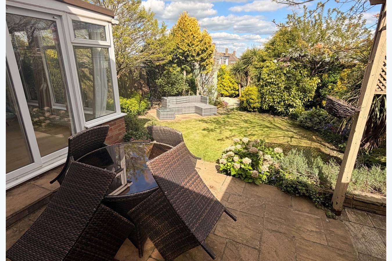 House Sleeps 7 with Enclosed Garden in Northamptonshire