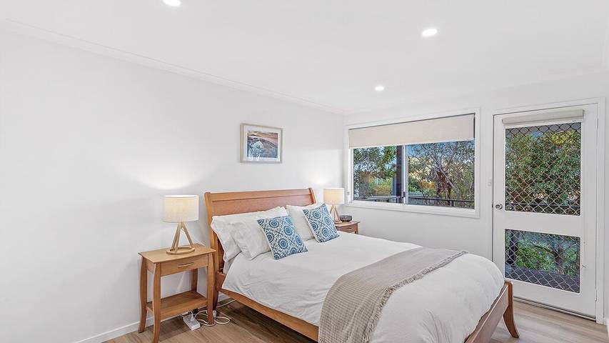 Holiday home for 12 people, with pool and balcony as well as garden in Fingal Bay