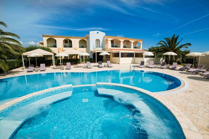 Hôtel pour 3 personnes, avec jacuzzi ainsi que jardin et piscine