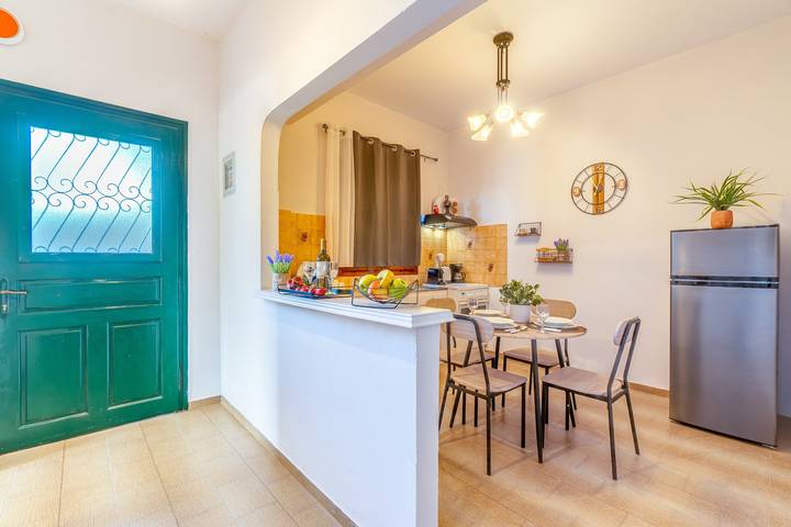 Apartamento entero, Apartamento 'Maestro' con terraza compartida, Wi-Fi y aire acondicionado in Vlachopoulatika, Paxoí