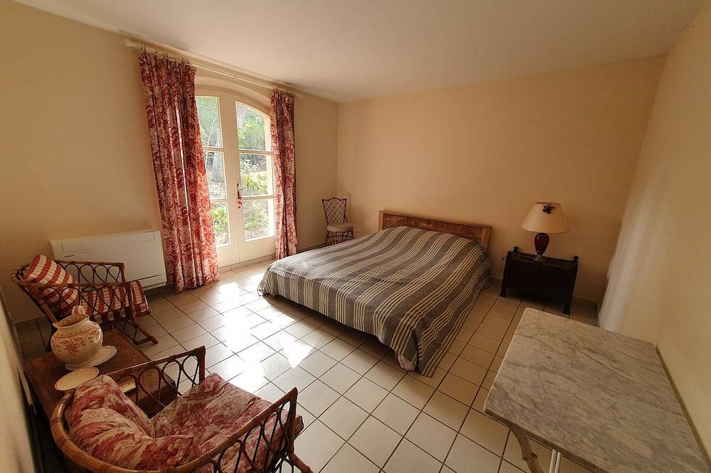Magnificent villa with sea view and heated swimming pool. Petanque, beach and coastal path in Saint-Tropez, Mittelmeerküste (Frankreich)