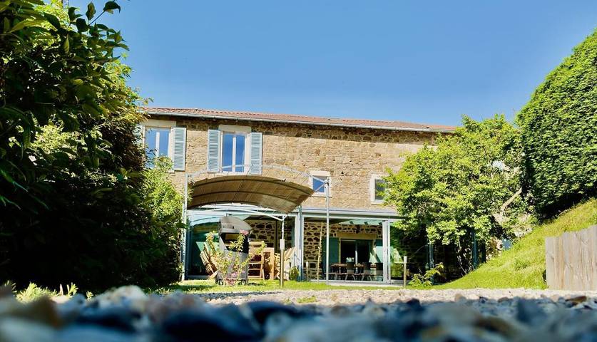 Location de vacances pour 15 personnes, avec piscine ainsi que jardin et vue à Vaux-en-Beaujolais - 2