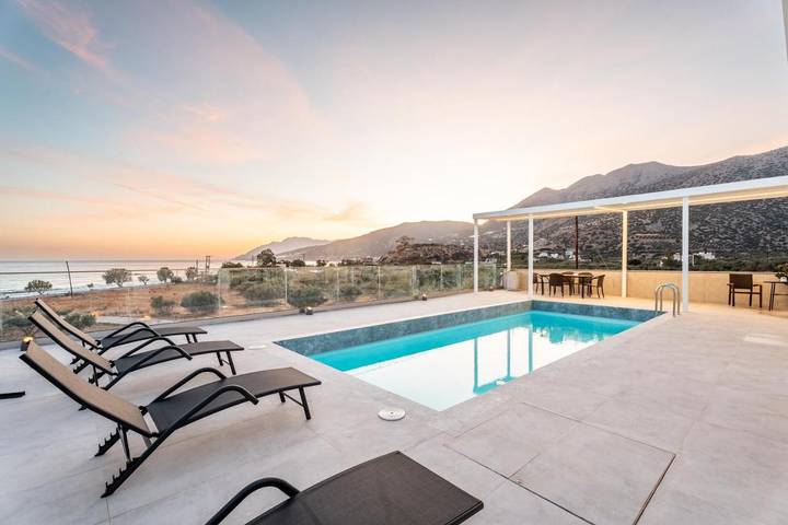 Ferienwohnung für 9 Personen, mit Balkon und Terrasse sowie Garten und Pool in Keratokampos