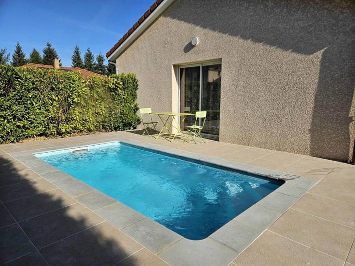 Location de vacances pour 4 personnes, avec Terrasse ainsi que Jardin et Piscine à Bourg-en-Bresse