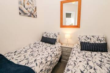 Log Cabin for 4 People in Buxton, Peak District, Photo 4