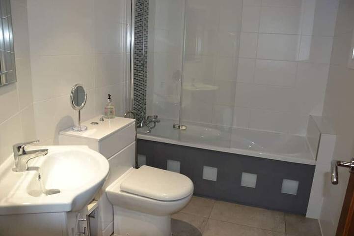 Entire apartment, Willow Tree 1 bed Apartment - Stayseekers in Salisbury, Wiltshire