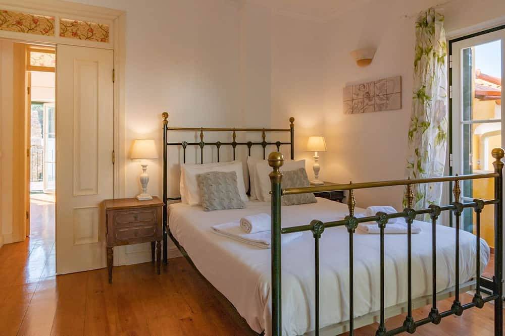 Entire apartment, Cazal da Saúde Suite W/ Pool by Lovelystay in São Martinho (Sintra), Sintra