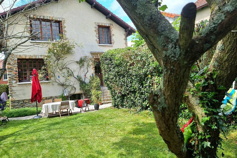 Appartement entier, \"L'Hotel A La Maison\": Appartement Independant Dans Maison Saint Cloud in Saint-Cloud, Hauts-de-Seine