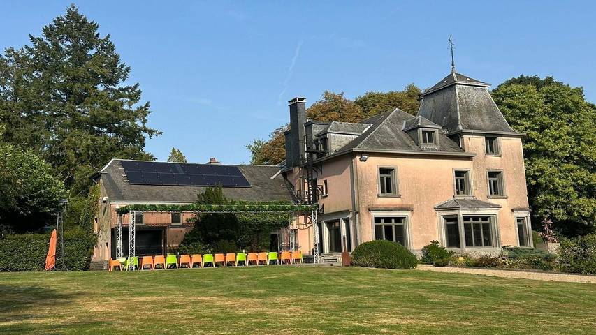 Castello per 33 persone, con idromassaggio e piscina nonché giardino e sauna in Belgio