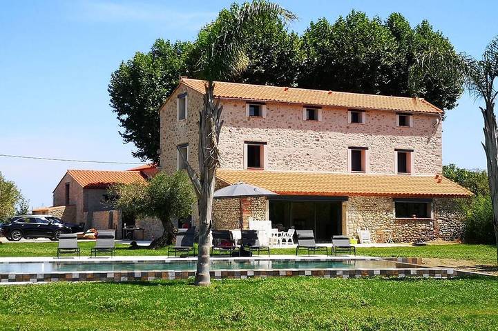 Location de vacances pour 16 personnes, avec jardin et jacuzzi à Saint-Génis-des-Fontaines