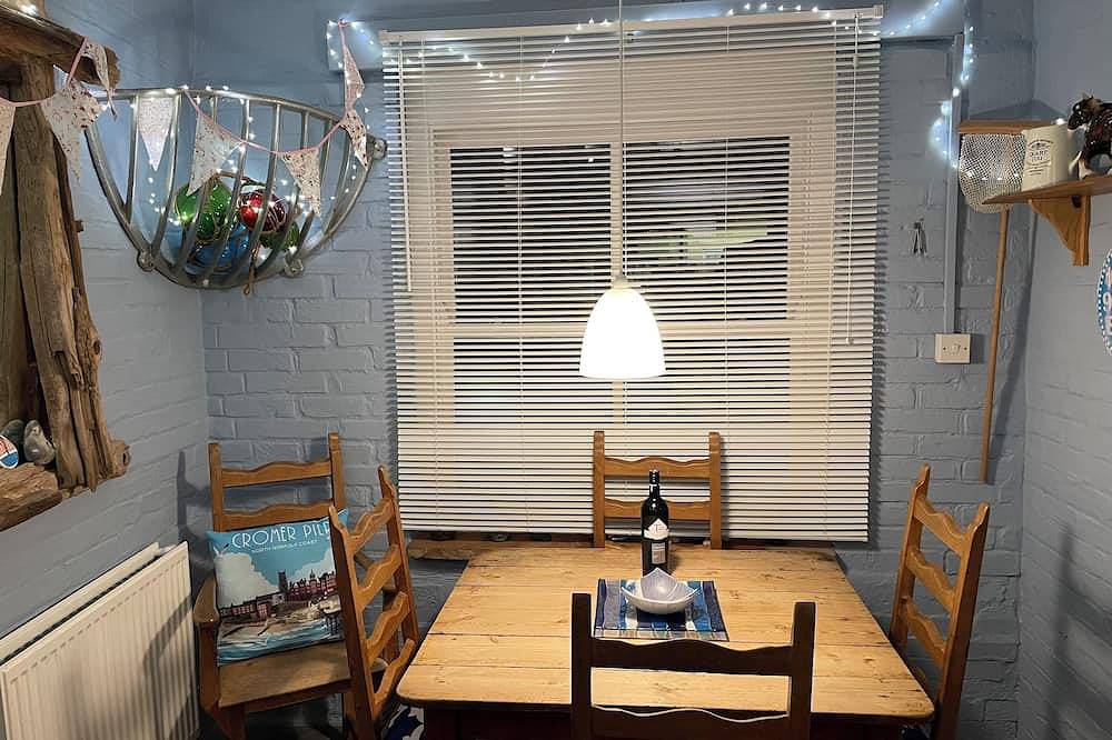Cosy seaside cottage one minute walk from the beach. Dog friendly! in Cromer, Norfolk Coast
