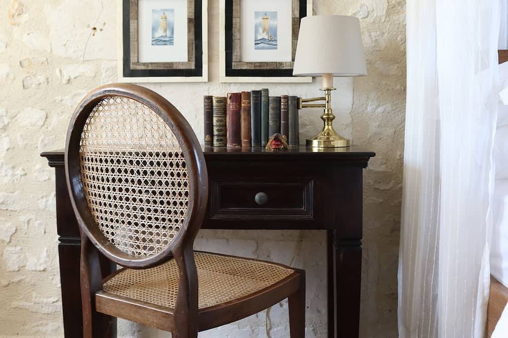 Loire Valley 17th century gatehouse near Chinon in Assay, Regionaler Naturpark Loire-Anjou-Touraine