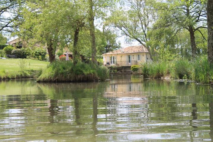 Gîte pour 2 personnes, avec piscine et vue ainsi que jardin et terrasse à Saint-Genès-de-Castillon