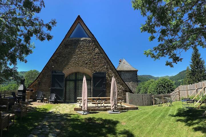 Location de vacances pour 10 personnes, avec Jacuzzi ainsi que Jardin et Piscine à Vic-sur-Cère