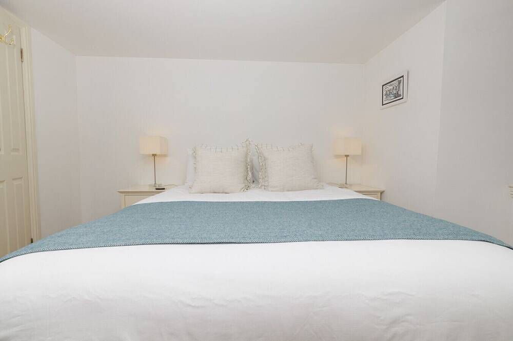 Ganze Wohnung, New to Vrbo: Central Lerwick Stay; Harbour Views, Log Burner in Shetland Inseln