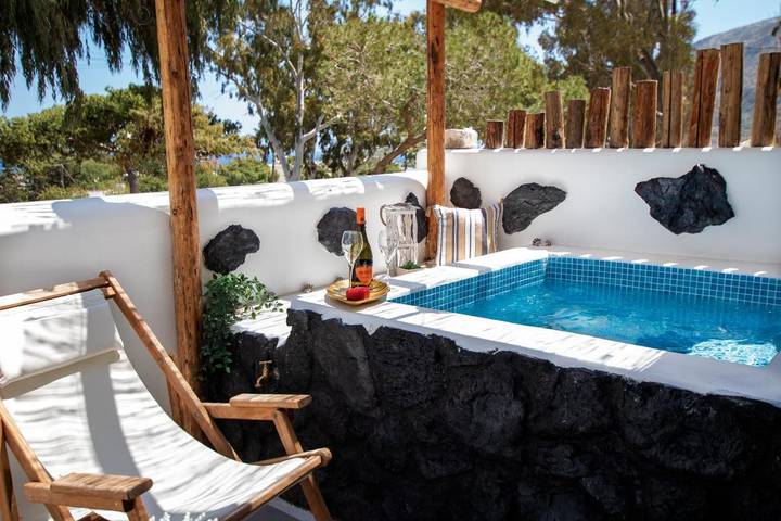 Villa para 3 pessoas, com jacuzzi e piscina e ainda jardim em Santorini