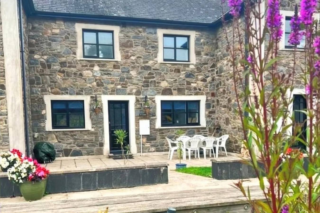 3 Bed Cottage Sleeps 6 - Dog Friendly - Patio in Cardigan Bay