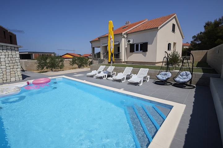 Villa für 8 Personen, mit Balkon und Garten auf Pag