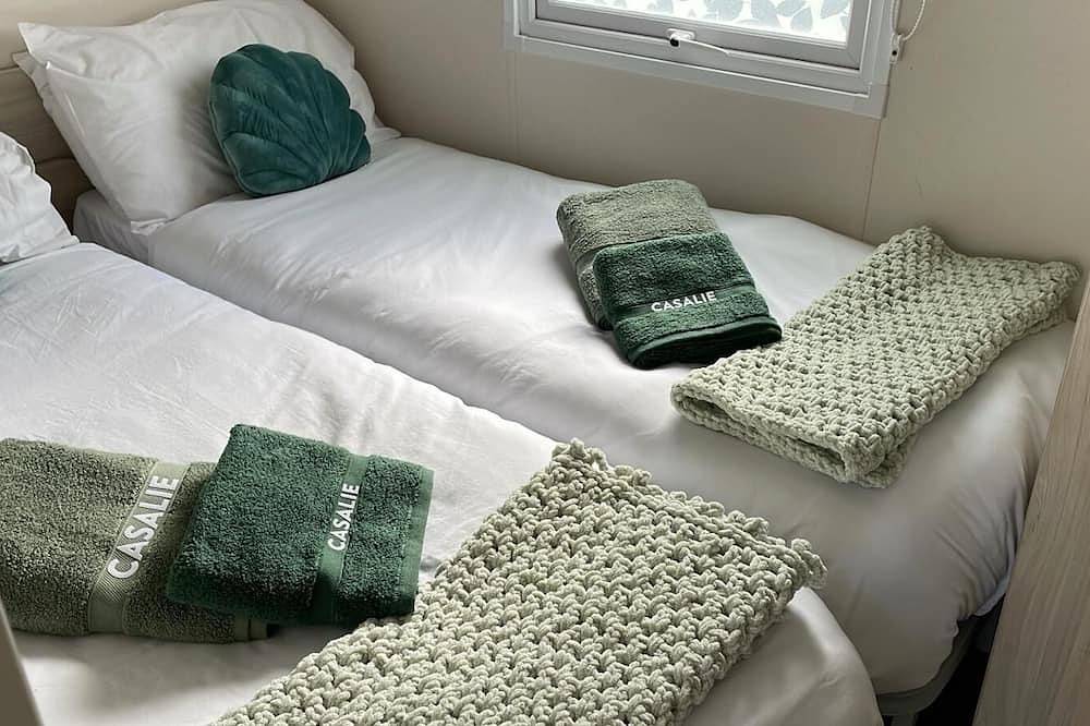 Delightful Mobile Home, Seasalter, Whitstable. 2 Min Walk To Seasalter Beach in Kent