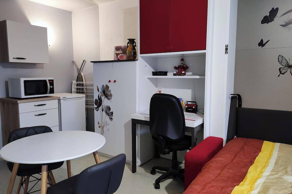 Appartement entier, Joli studio 2 places voir plus avec vue sur petit lac in Chauffailles, Région de Charolles