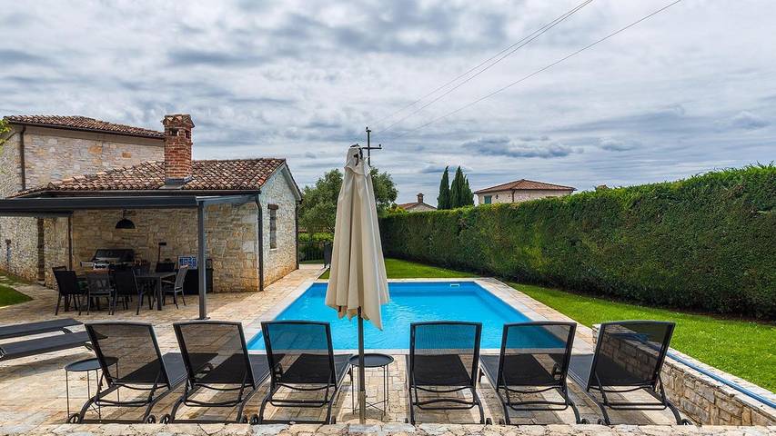 Villa pour 8 personnes, avec jardin ainsi que terrasse et piscine, animaux acceptés à Barat - 2