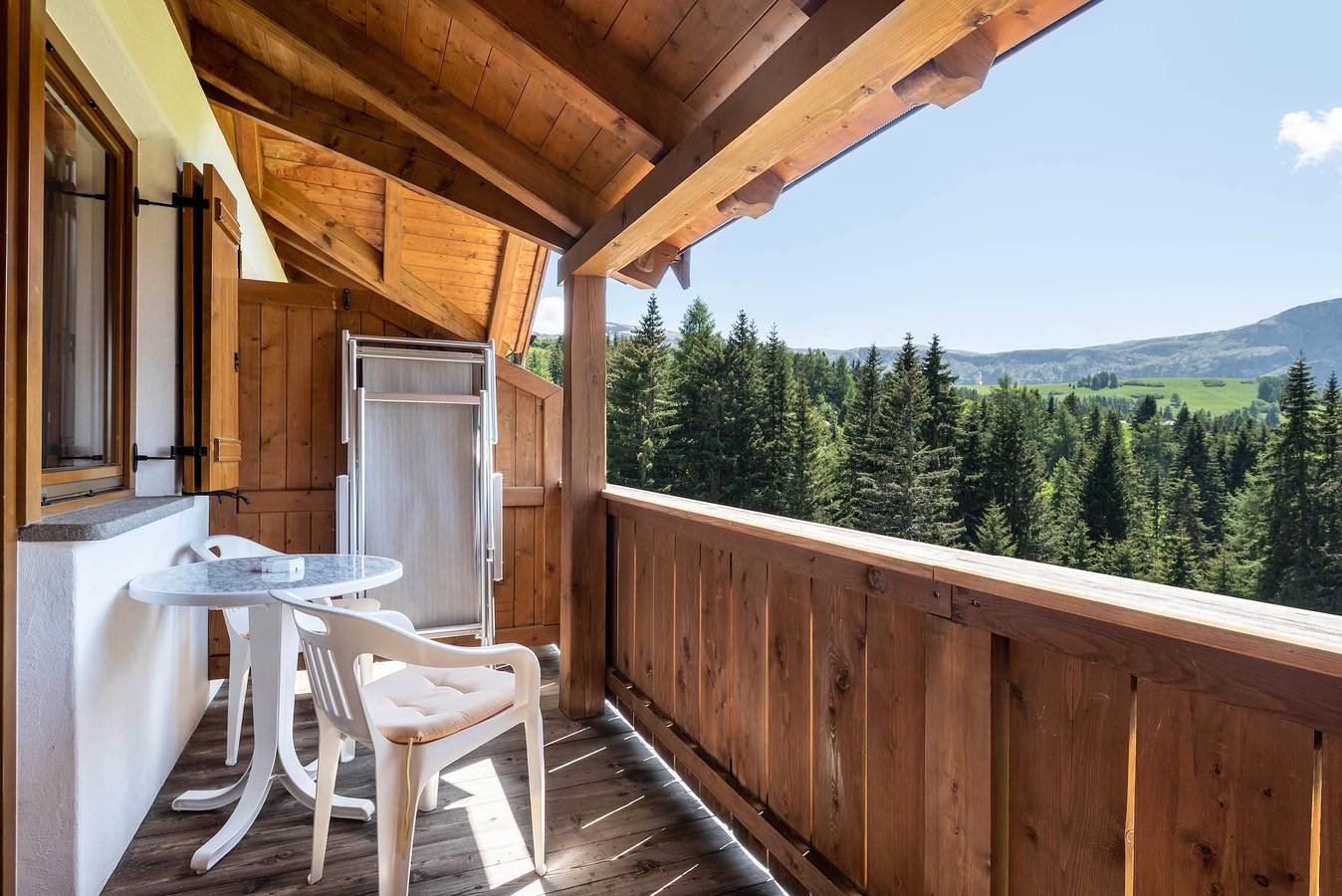 Geheel appartement, Vakantiewoning 'Ferienparadies Sabina Föhre' in het natuurpark direct op de Seiser Alm in Compatsch, Kastelruth