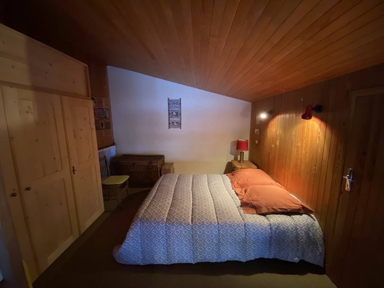 Entire apartment, Cozy Duplex Apt for 5 near Shops & Ski Slopes, 2 Balconies, Secure Parking in Cohennoz, Albertville region