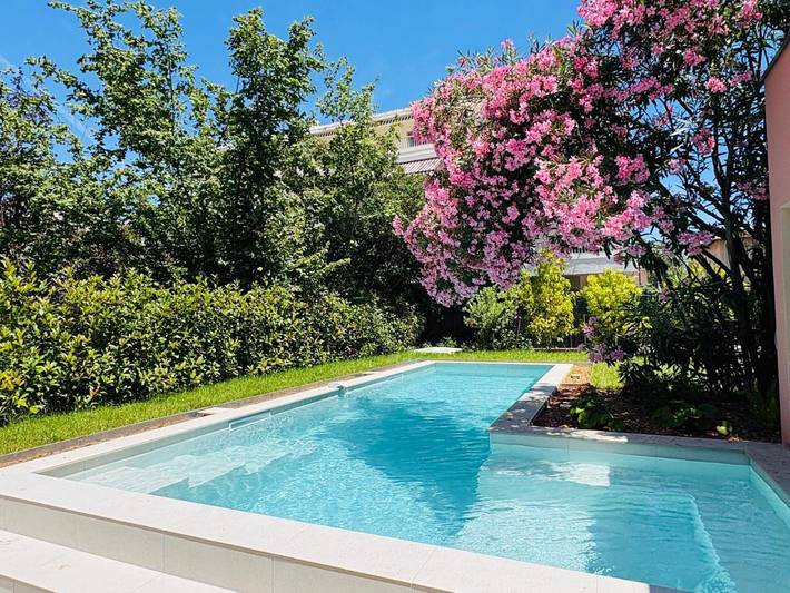 Villa pour 8 personnes, avec Balcon et Terrasse ainsi que Jardin et Piscine à Saint-Laurent-du-Var