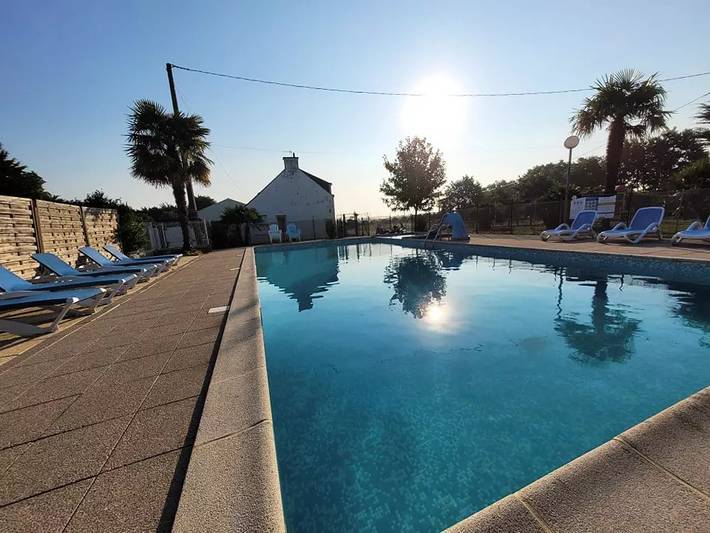 Mobil home pour 4 personnes, avec terrasse, animaux acceptés à Ambon - 2