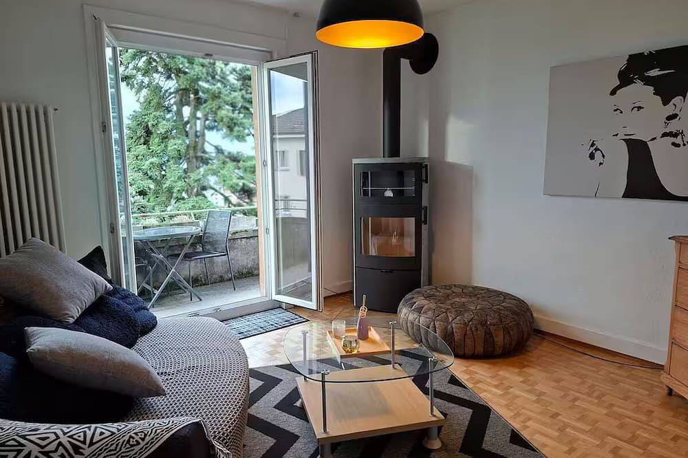 Entire apartment, Bright 4-bedroom with Lake and Alpine Views in Neuchâtel, Three-Lakes