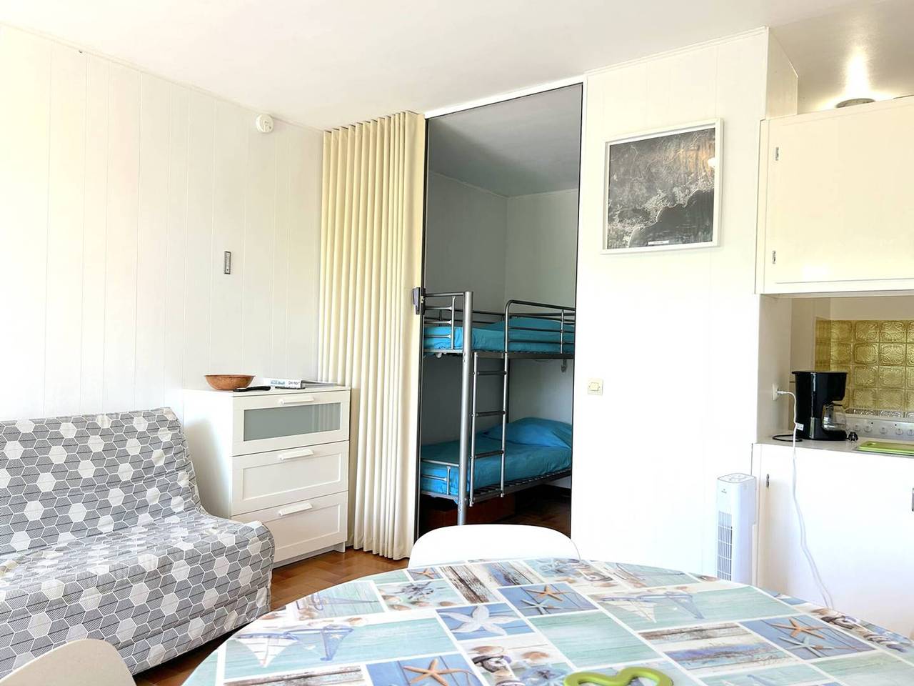 Appartement entier, Studio cabine avec terrasse et parking, à 250 m de la plage d'Aiguebelle, Le Lavandou in Plage d'Aiguebelle, Le Lavandou