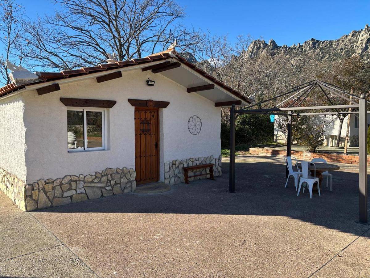 Cabañas Rústicas dentro de la Finca El Castillo in La Cabrera, Provincia de Madrid