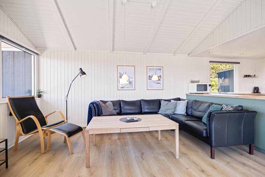 Hyggeligt sommerhus tæt på dagligvarebutik og legeplads in Bjerregård, Holmsland Klit