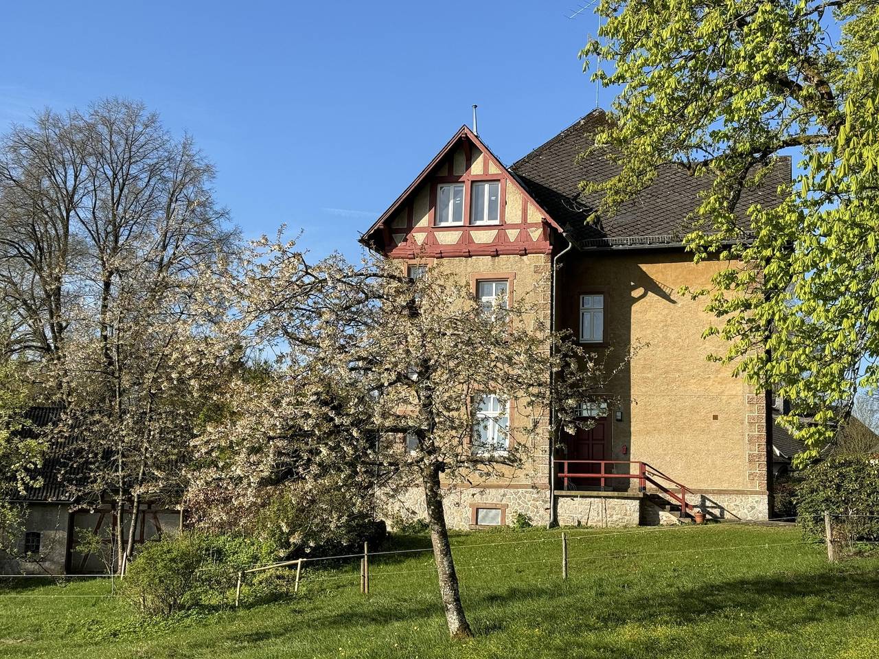 Ganze Ferienwohnung, L' Extravagante im Garten von Schloss Schmidtheim in Schmidtheim, Dahlem