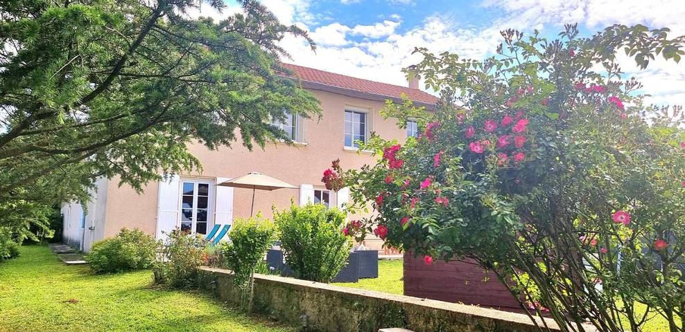 Location de vacances pour 12 personnes, avec Terrasse et Jardin ainsi que Piscine et Vue à Margès