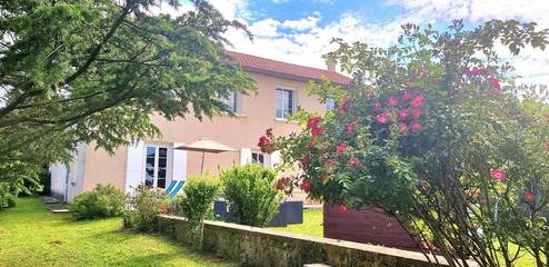 Gîte pour 12 personnes, avec jardin ainsi que vue et piscine à Margès