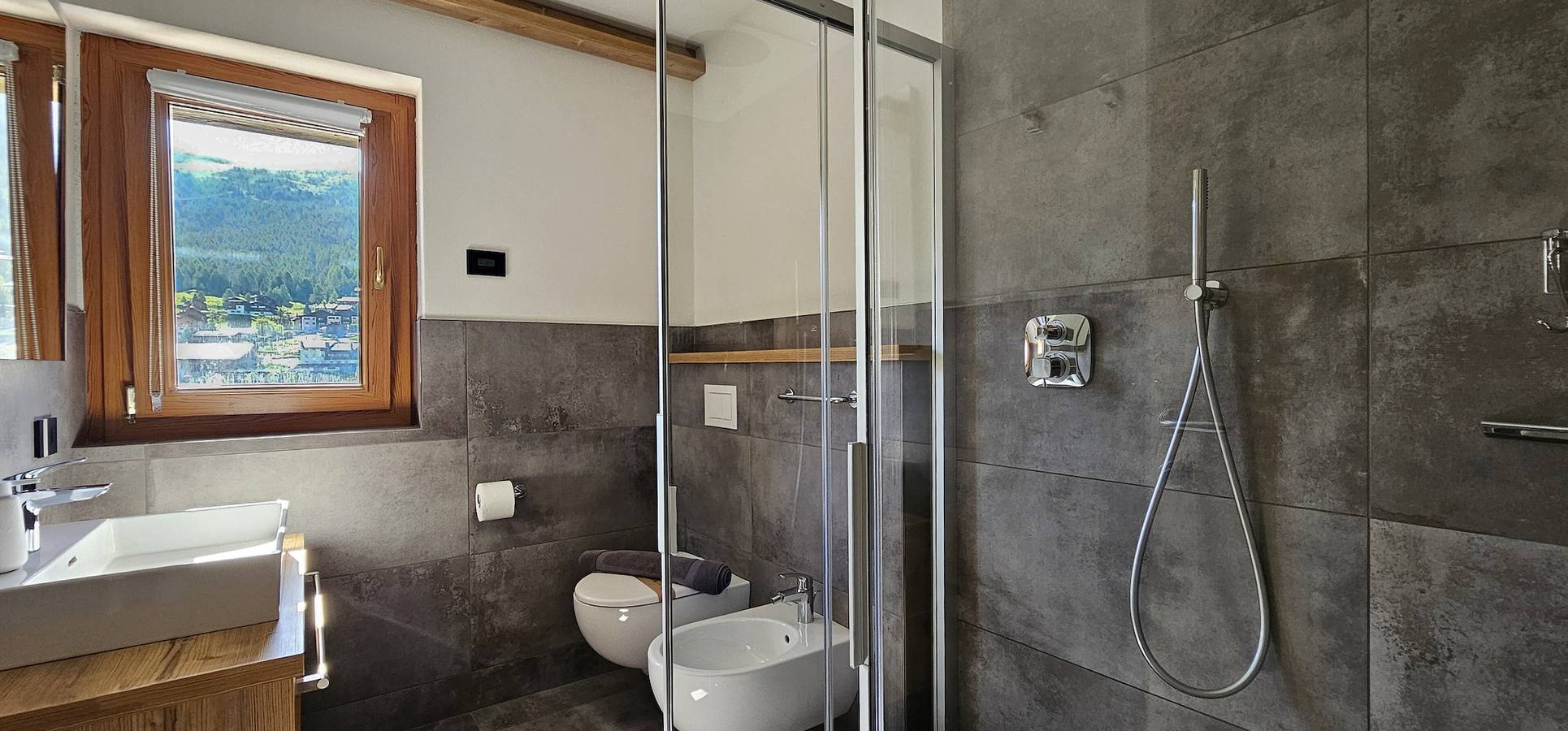 Entire apartment, Casa La Sorgente - Domenico Apartment: Modern Elegance with Mountain View in Livigno (Town), Livigno
