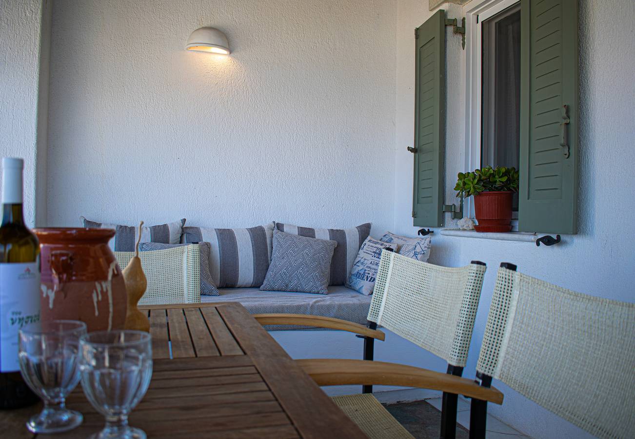 Private villa Agia Irini, 350 meter to the beach for 4 guests with pool access! in Sarakiniko, Paros