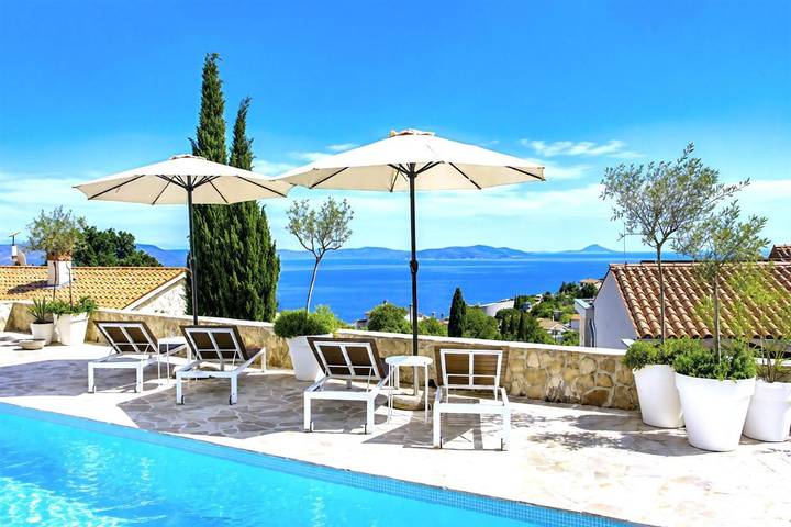 Villa pour 6 personnes, avec terrasse ainsi que piscine et vue à Rabac - 3