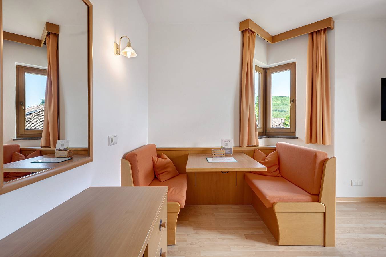 Zimmer 'Seaberhof 3 Erkerzimmer' mit Seeblick, Gemeinschaftspool und Wi-Fi in St. Josef am See, Kaltern an der Weinstraße