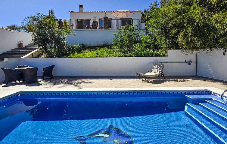 Amplio piso de 150 m² con piscina, wifi y aparcamiento cerca del río Salia in Viñuela, Cordillera Penibética