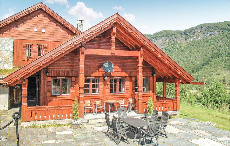 Feriehus for 10 personer, Terrasse og Jacuzzi i tillegg til Hage og Sauna i Sogndal 