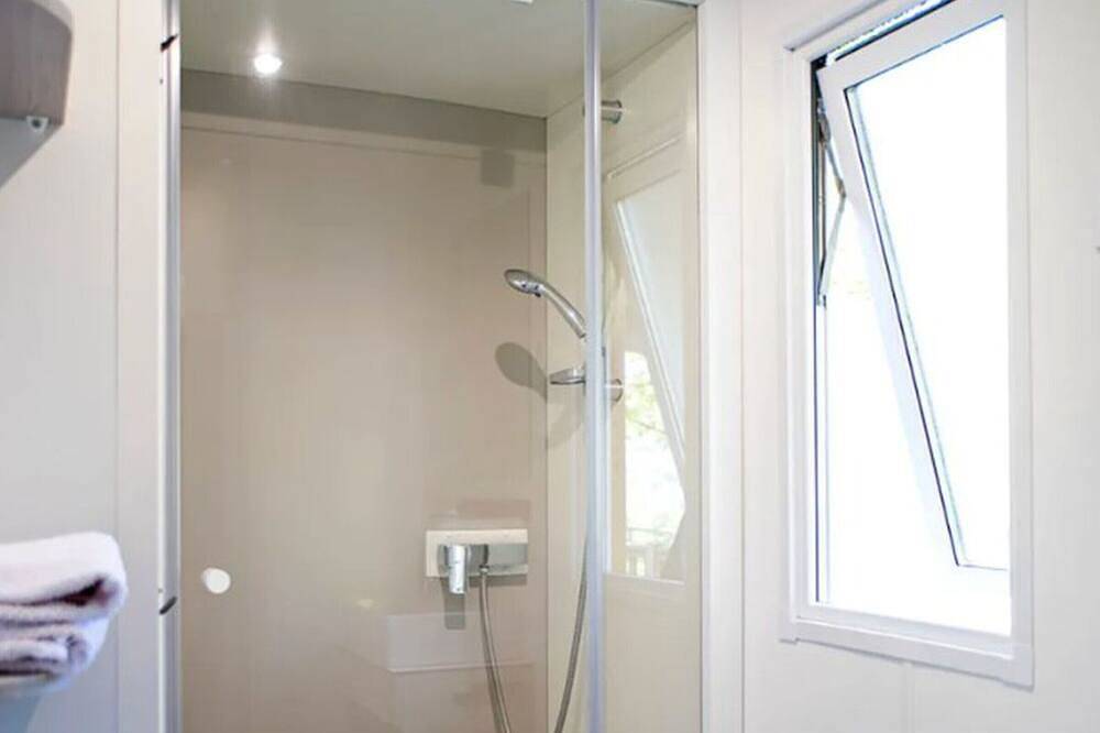 Casa móvil con 2 habitaciones 4 personas, terraza in Lissac-sur-Couze, Brive-la-Gaillarde region