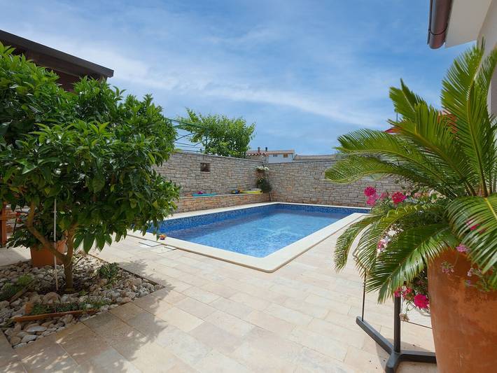 Ferienhaus für 2 Personen, mit Balkon und Pool sowie Garten in Pula