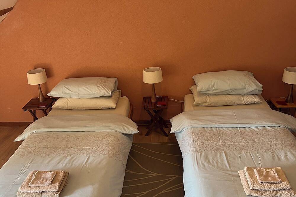 Rustic 2 bed self-catering cottage with heated pool & panoramic views. in Le Petit-Pressigny, Loches und Umgebung